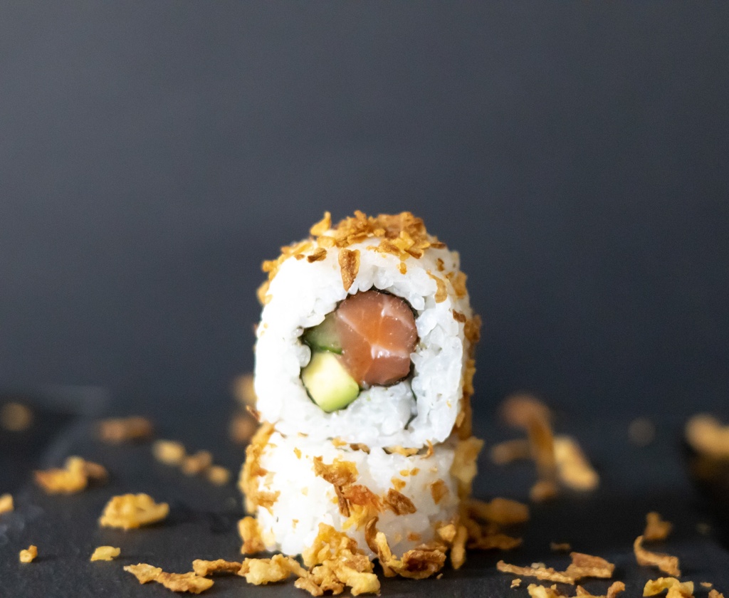 California Roll saumon basilic, pomme, oignon frit (4)