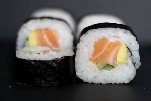 Naka Maki saumon, basilic, pomme, oignon frit (4)